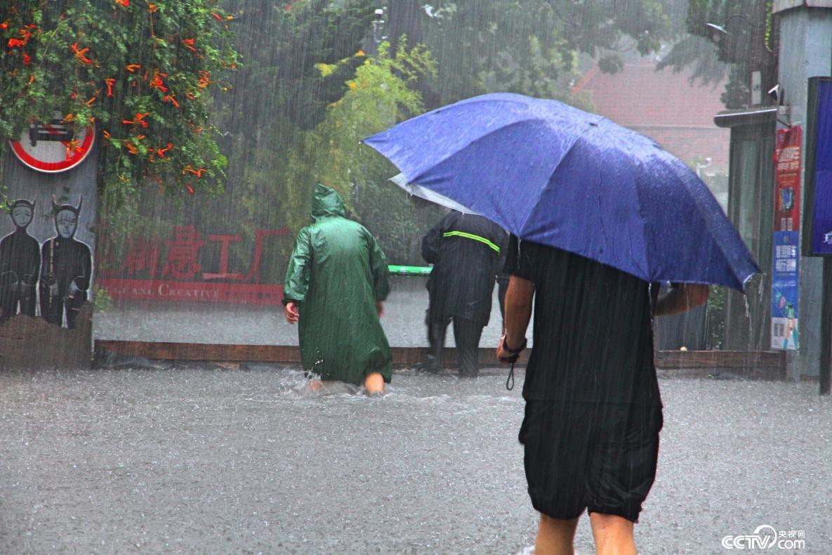 郑州遭遇特大暴雨冲走人视频,郑州曾被暴雨击中的24小时