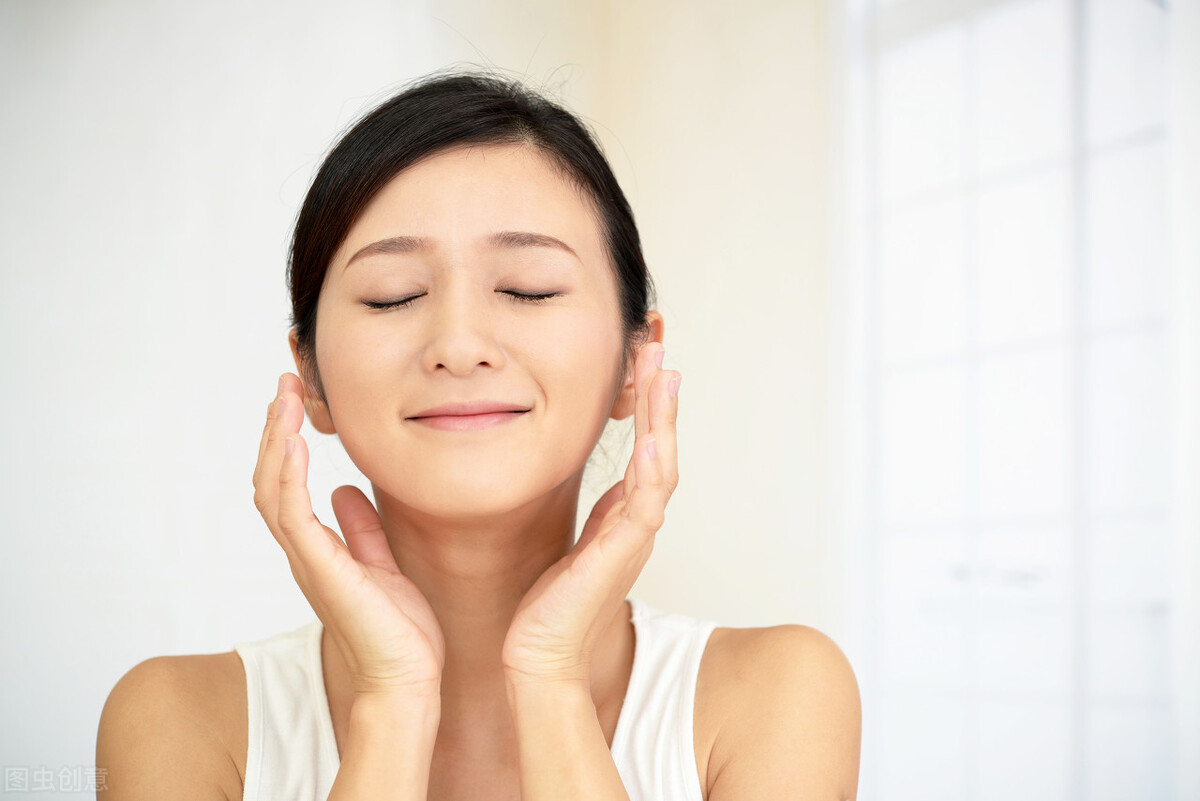 春季脸部脱皮干燥脱屑怎么治疗,秋季脸部又干又痒还脱皮