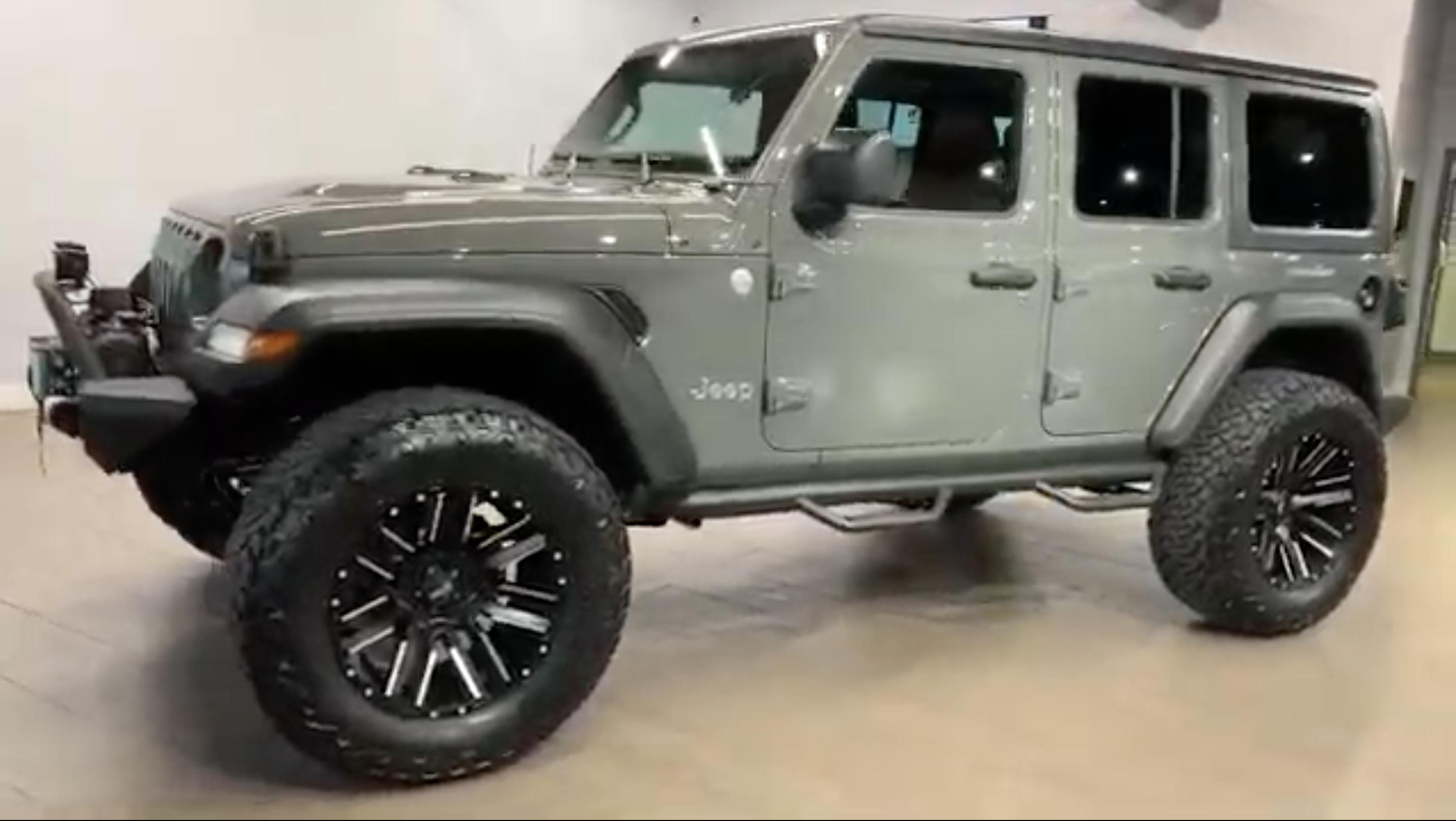 牧马人银河灰对比坦克300灰,2024款牧马人和坦克300舒适性对比