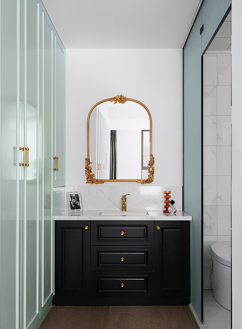 入户门对着卫生间如何改造,入户门正对卫生间门中间砌一堵墙