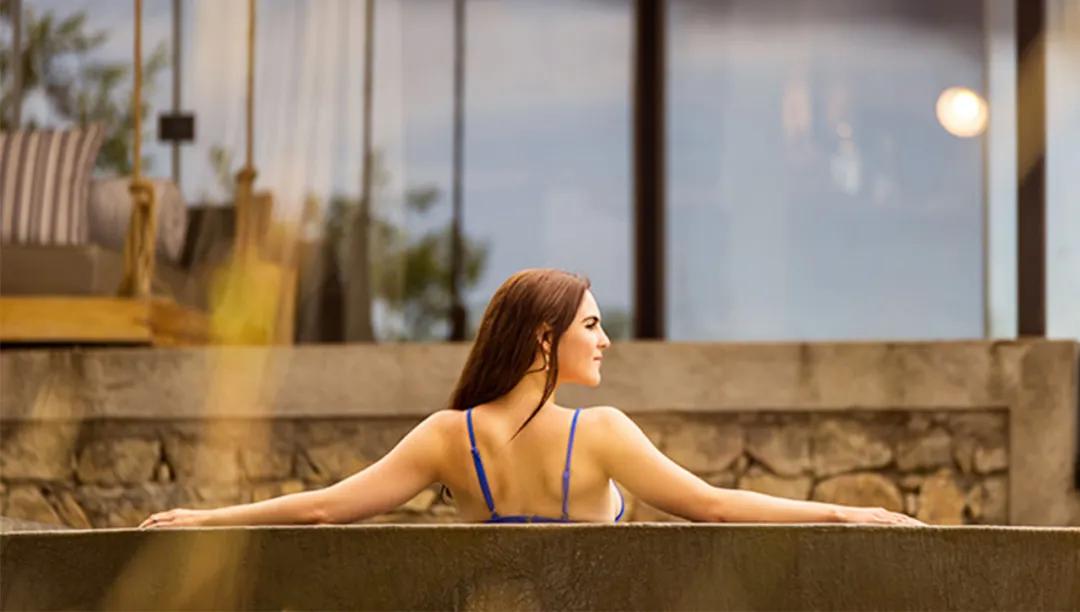 世间稀有的白色长颈鹿母子，在非洲被残忍猎杀，发现时只剩骨骼