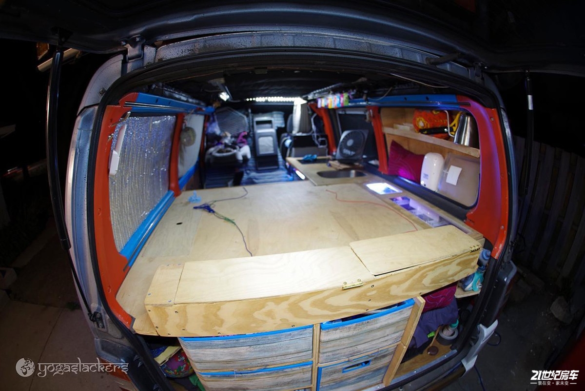 小伙买八手车,小伙买了6米8房车