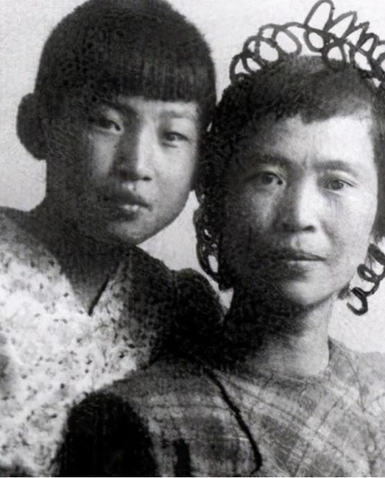 79年，*子珍贺**坐车路过*安门天**，看到毛主席挂像时直起身：开得慢点