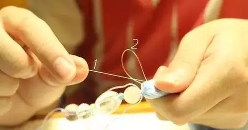 橄榄核雕手串如何打流苏视频,菩提手串有流苏和跑轮该怎么盘呀