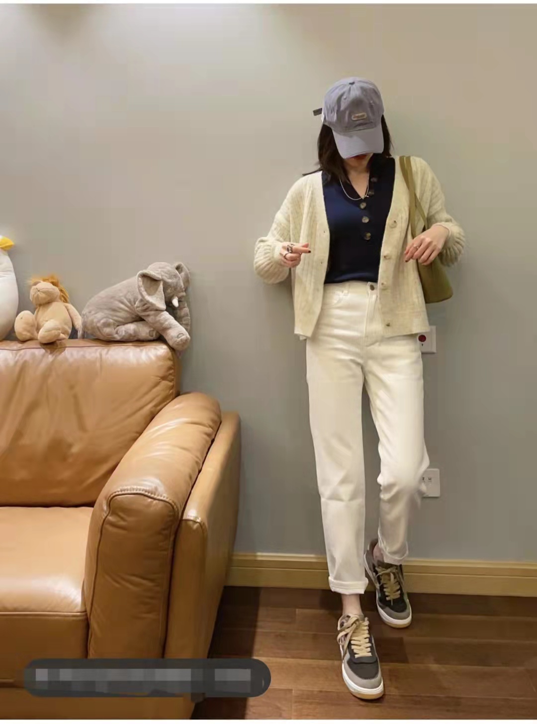 秋天白色裤子配什么颜色上衣好看