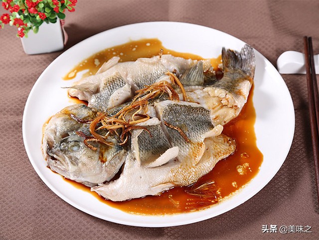 鲈鱼最好吃的做法清蒸鲈鱼,清蒸鲈鱼的做法简单易学味道鲜美