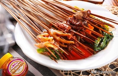 小伙卖串串,郑州街头06年小伙卖串串香