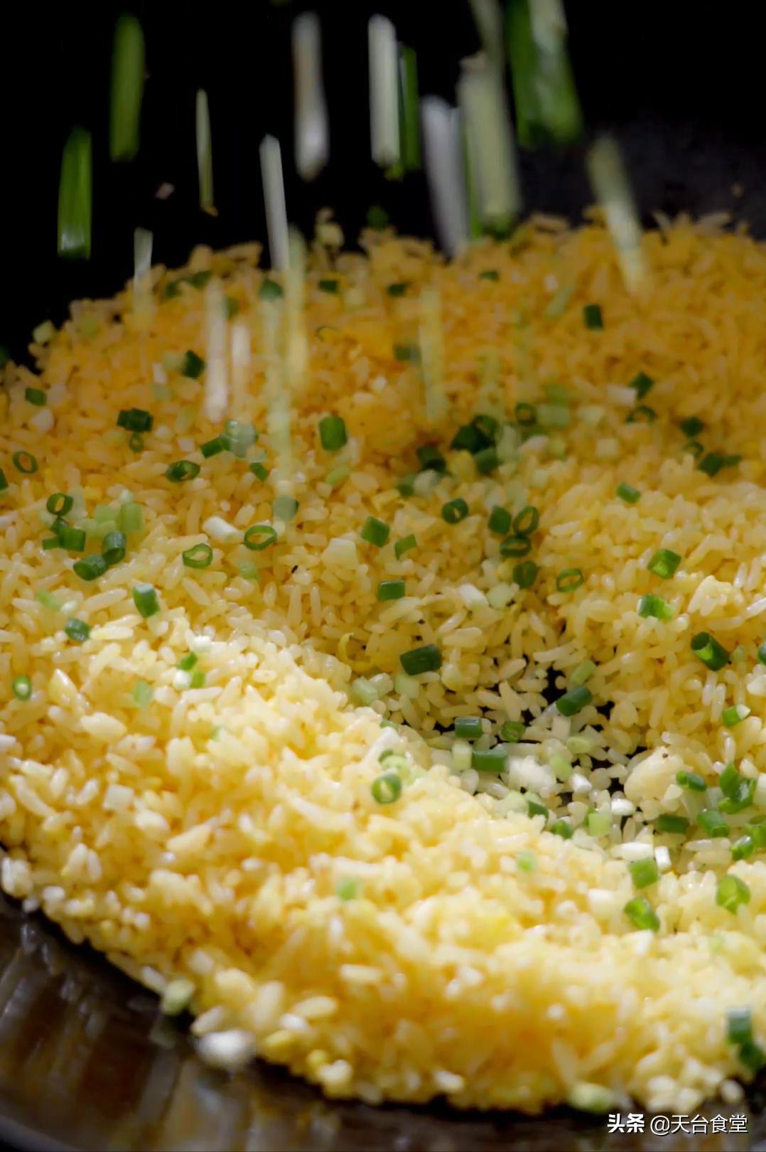 一个简单的蛋炒饭也能色香味俱全,一碗蛋炒饭加大片肉