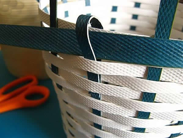 打包带编手工花篮教程视频,教你用打包带编圆篮子视频