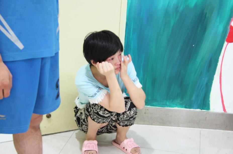 女儿看到脏东西吓坏父母,女儿说看到脏东西