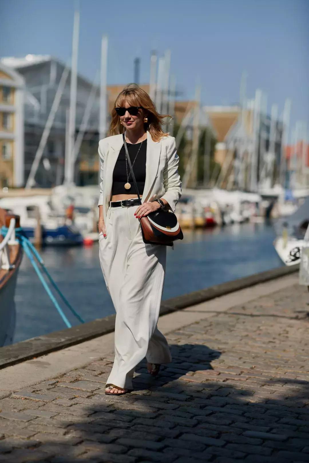 穿上西装我就必须彬彬有礼,像大人一样穿上一身帅气西装