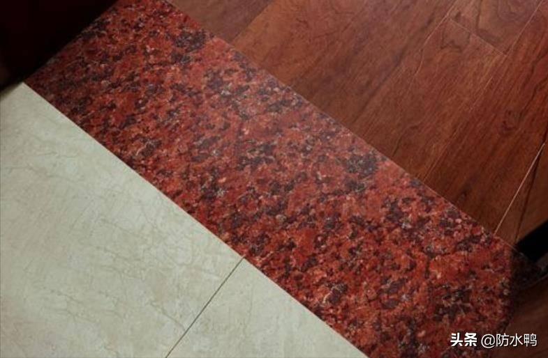 卫生间过门石渗水到楼下,卫生间的过门石渗水怎么处理
