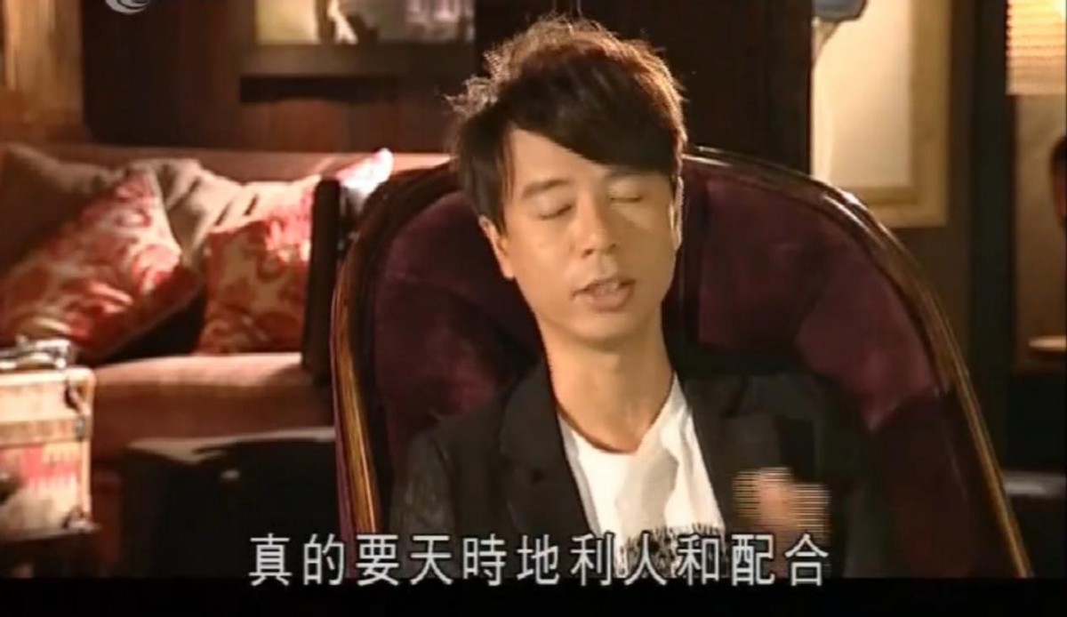 54岁李克勤为房贷被迫喝酒，携港姐嫩妻聚餐，透好声音不火原因