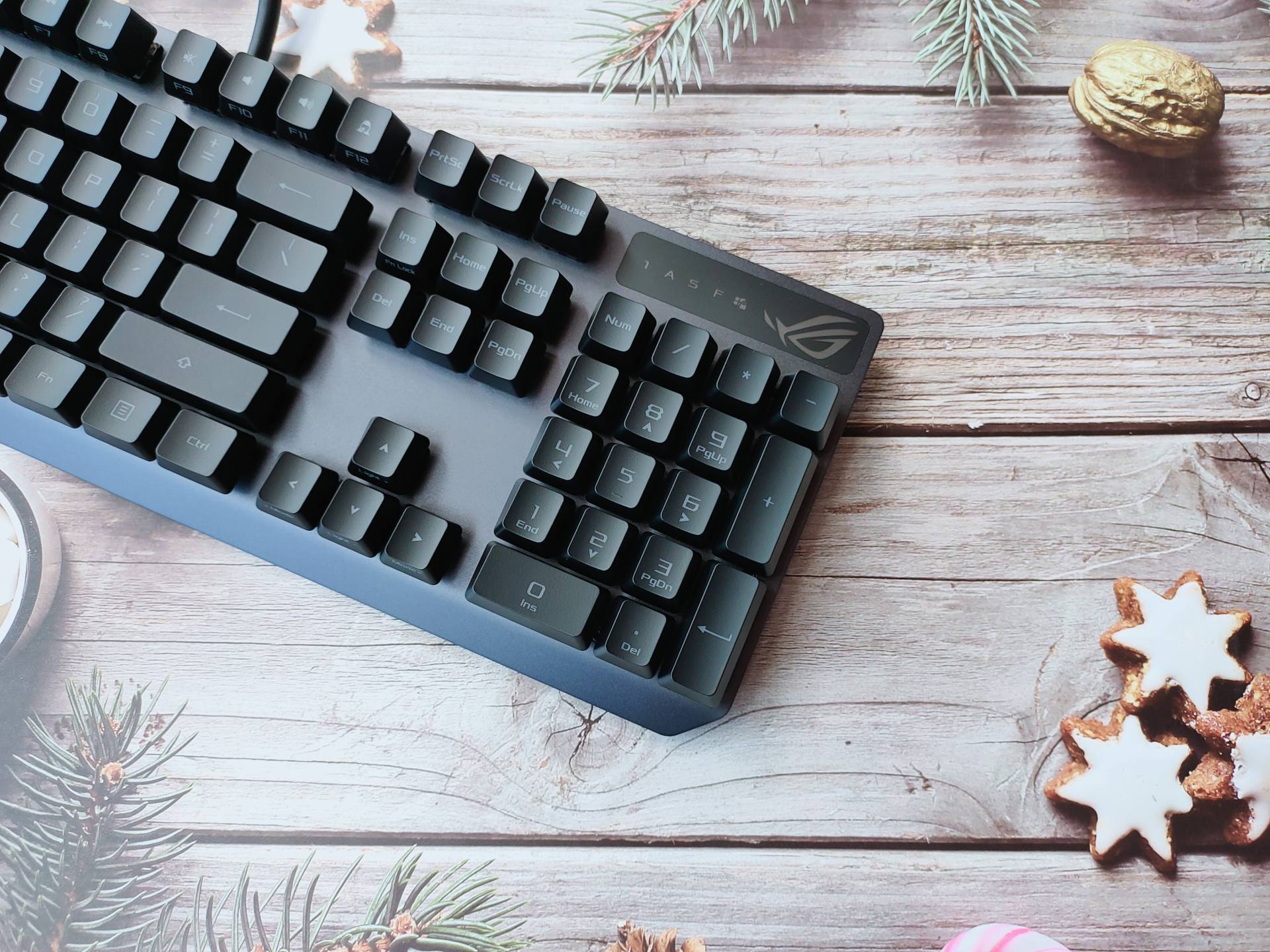 更强寿命和RGB灯光，败家之眼ROG游侠RX光轴键盘