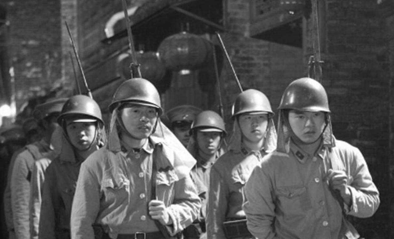 日军帽子上为什么会有一层网,日军帽子为什么有两个帘