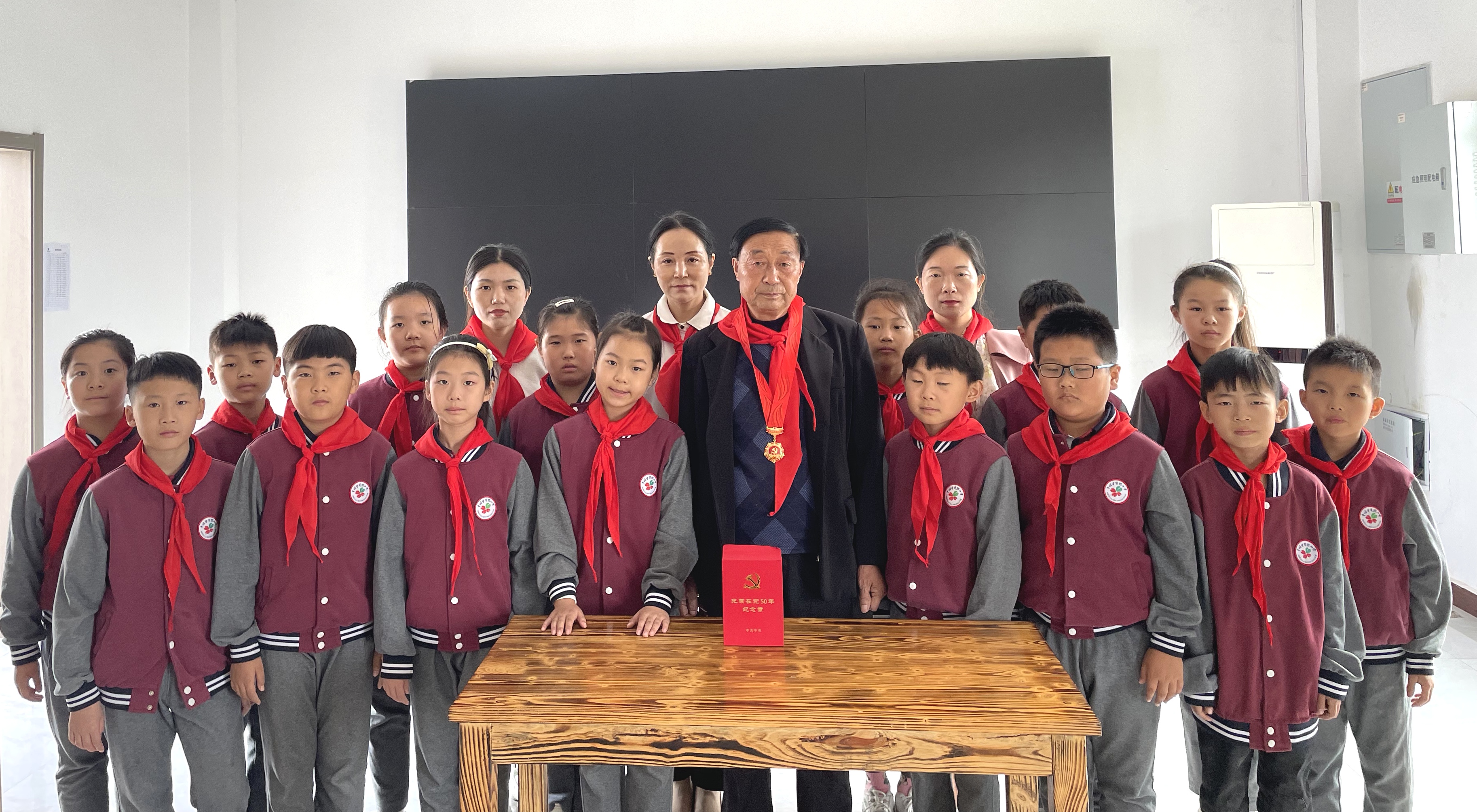 伊川县西场小学红领巾寻访,涟水幸福里实验小学报道