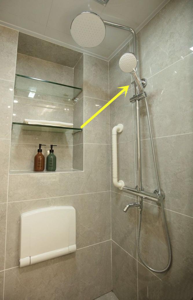 厨房水龙头底座与台面接触面漏水,厨房水龙头溅水到台面上