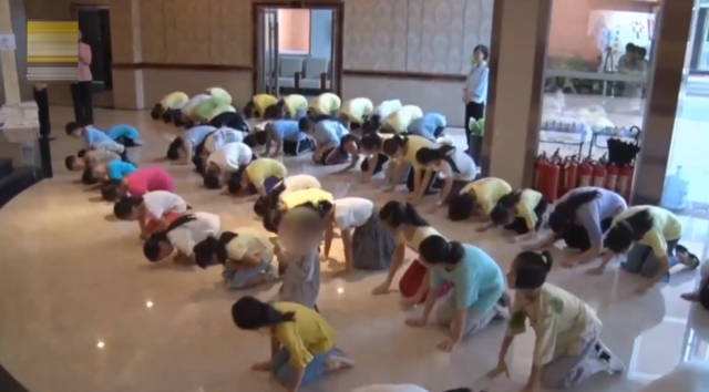 “衣不蔽体，引发海啸”？女德班竟将目标朝向00后，家长要警惕