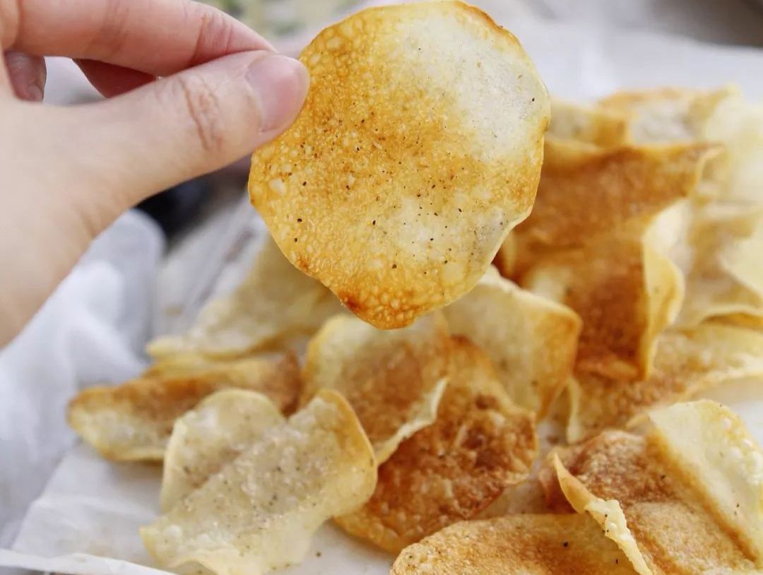 怎么做薯片简单又好吃又脆可保存,怎么在家自制原味薯片有味道的