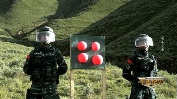 被奶狗偷亲也不能动！淡定背后，军人们经历了啥……