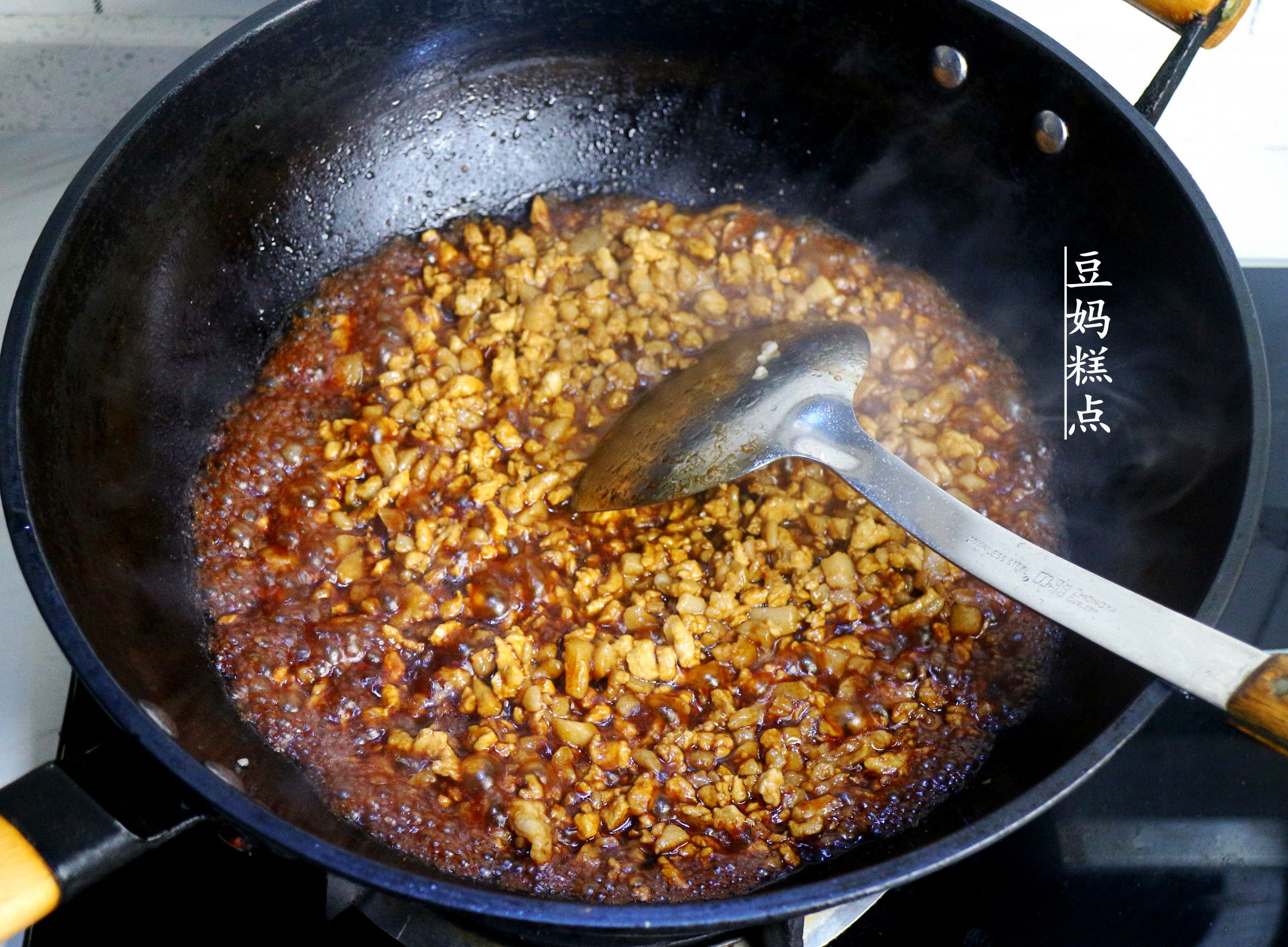 和儿子学做包子,老北京正宗酱肉包