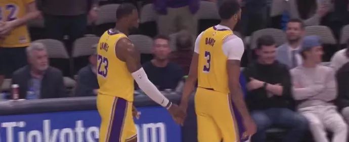 隆多怒踢施罗德*处私**直接被驱逐，老詹在球场上真是越来越放荡了