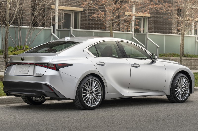 B级车别乱选，雷克萨斯IS品质可靠，档次足，没买车的别着急