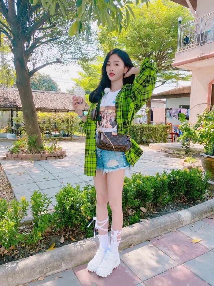 吴宣仪渔网袜穿搭,吴宣仪黑色丝袜日常搭配