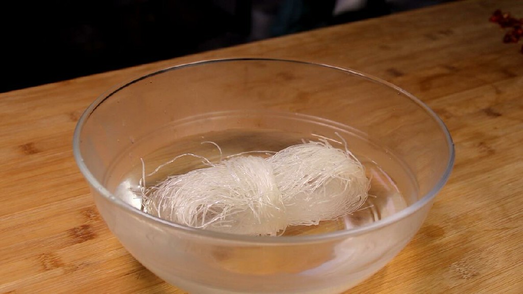 炒粉丝怎么炒才更好吃而不干呢,怎样炒粉丝不粘锅又好吃