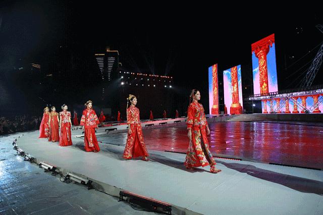 超百图再现2018年服装圈内那三十道靓丽风景……