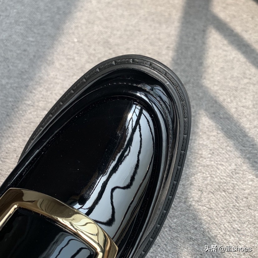 秋冬不能再穿凉鞋,怎么继续性感?RV方跟短皮靴帮你打造大长腿