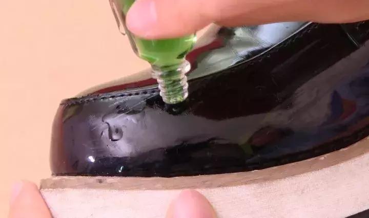 皮鞋滴上风油精了怎么办,皮鞋风油精妙用