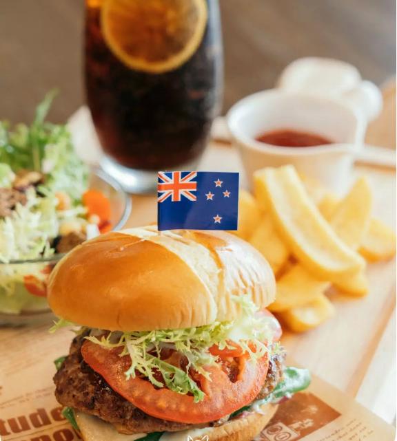 超厚厚厚「黑金汉堡」，想吃嘴要张大大大