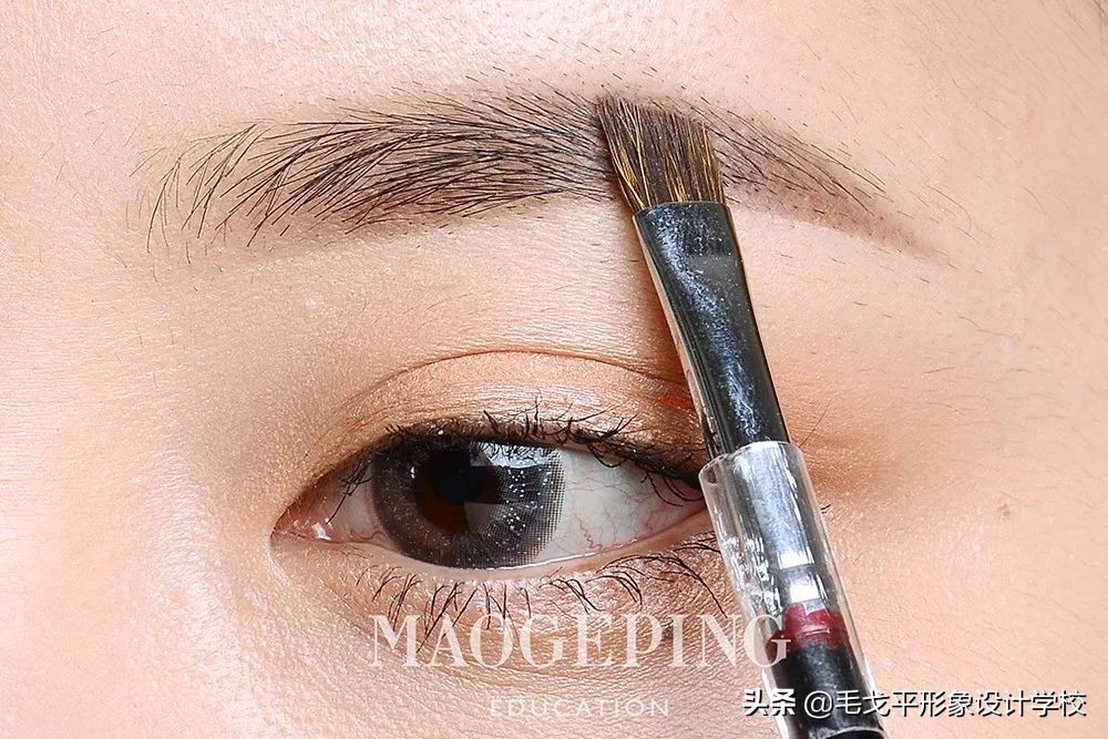 圆脸女生怎样化妆才能显得好看,圆脸怎么化妆显脸小淡妆