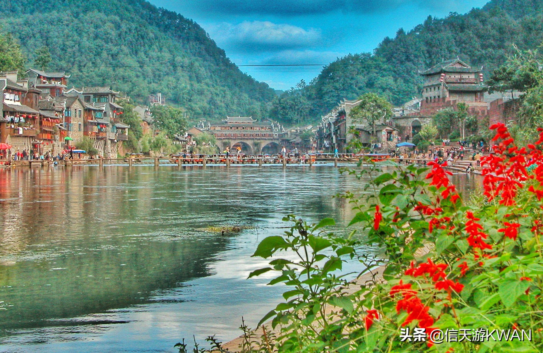 边城：沈从文笔下的湘西,沈从文在边城中对沱江的描写