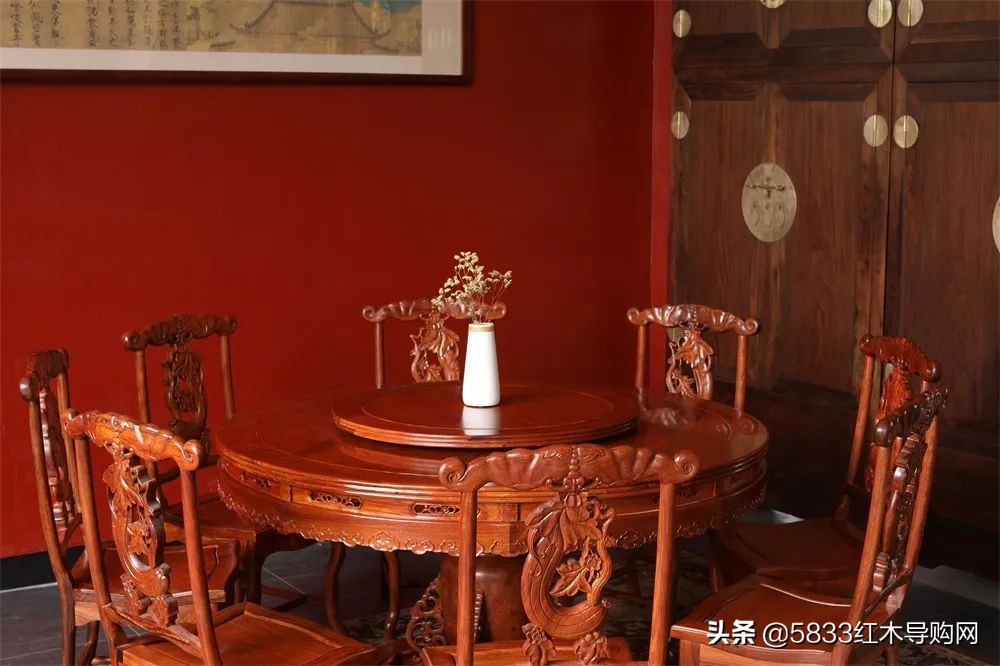 轻奢新中式红木餐桌最新款式,红木餐桌配什么好吃又实惠