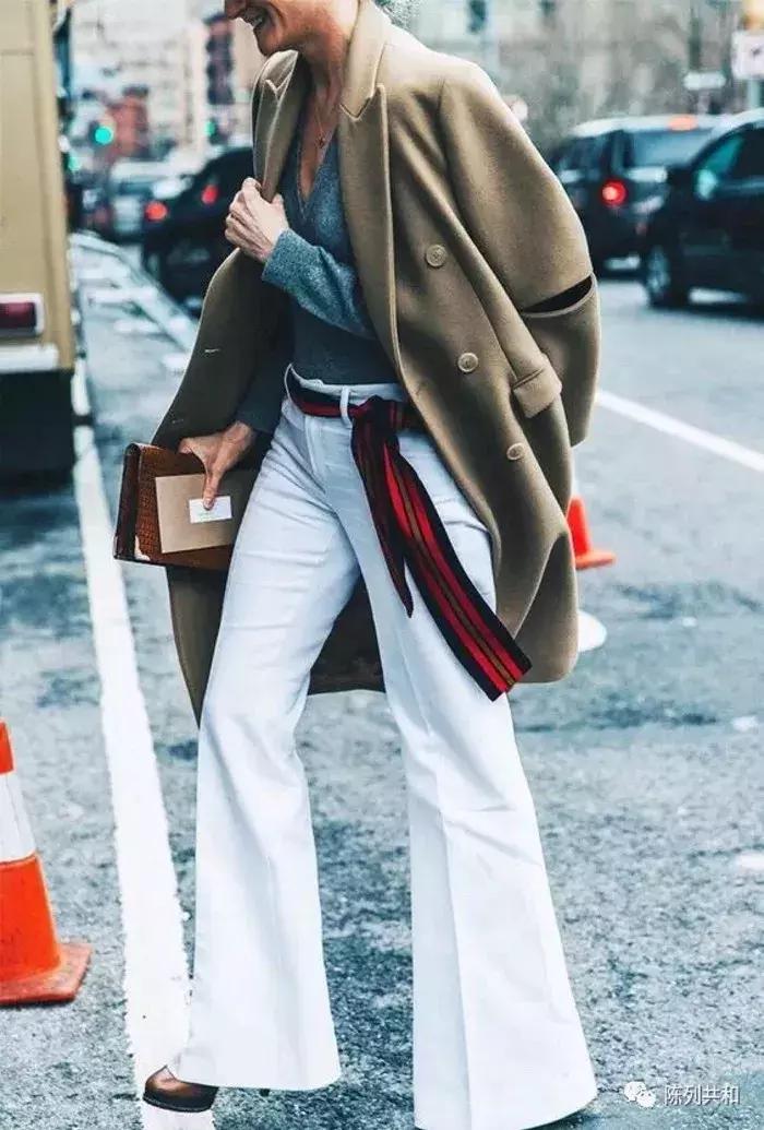 穿搭十秒学会丝巾的时髦系法,丝巾比较英伦法式的系法