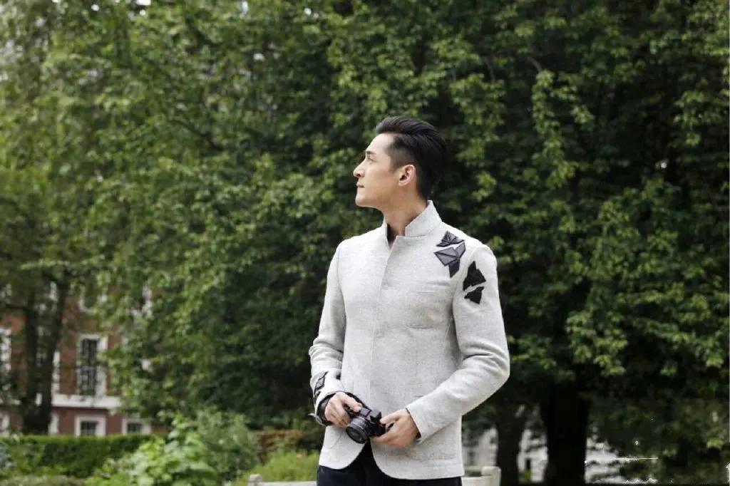 拍照姿势大全男生对镜子超清,男生在花海怎么拍照姿势好看