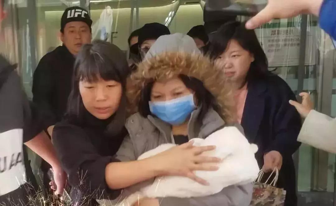 赵丽颖产后出院顺产还是剖腹产,赵丽颖出院视频