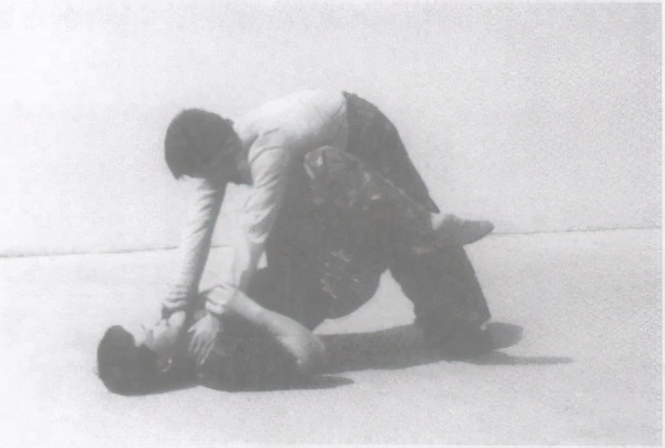 警用防暴棍和匕首警拳,警用防暴橡胶棍杀伤力