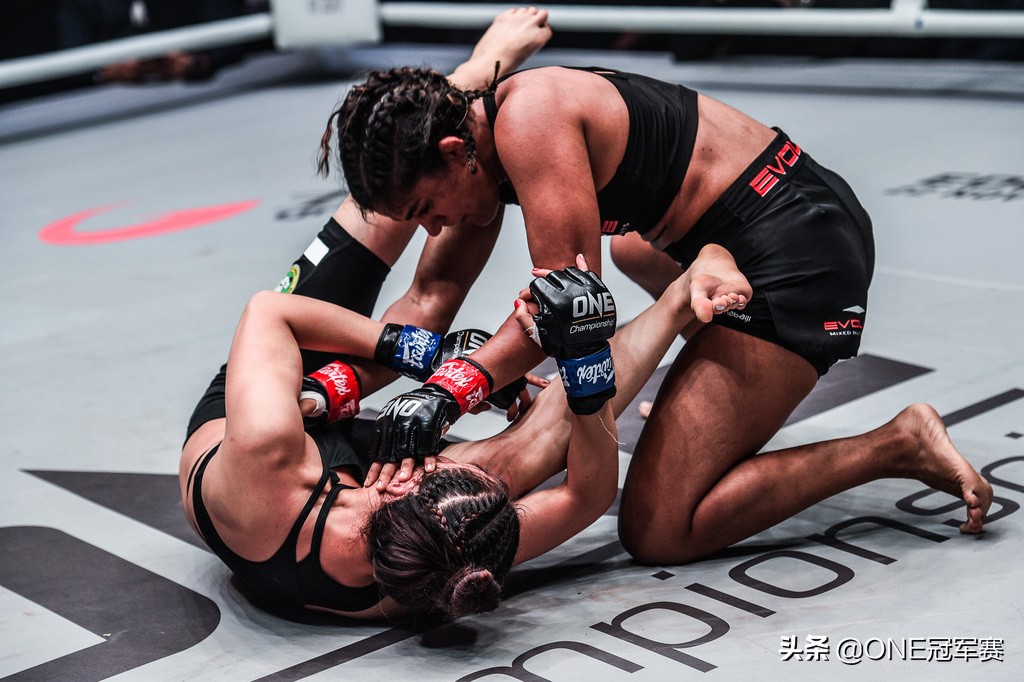 摔跤吧爸爸3次比赛半决赛,摔跤吧爸爸女儿第一次摔跤