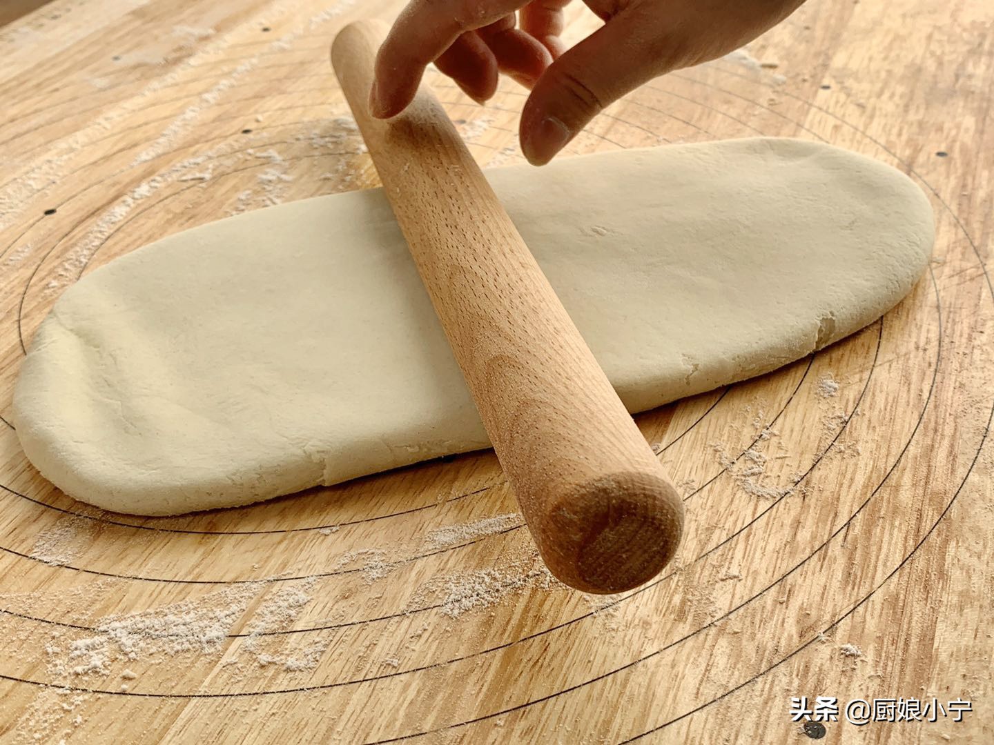 手擀面爽滑劲道有妙招,这样做不断不糟不发硬,北方老一辈做法