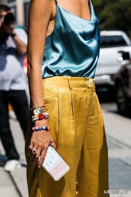 芥黄色上衣配什么颜色裤子好看,桔黄色紧身裤子配什么上衣