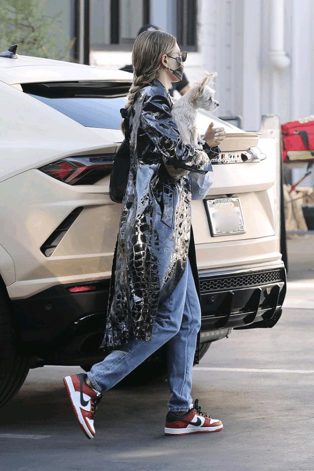 甜酷风女孩如何提升气质？不如试试闪亮的漆皮元素，时髦又酷炫