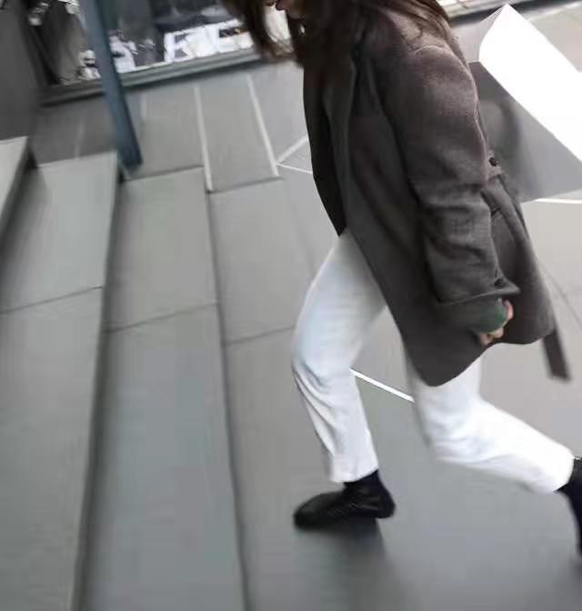 2018年韩国爆火的红蓝两边外套,韩国最新外套穿搭