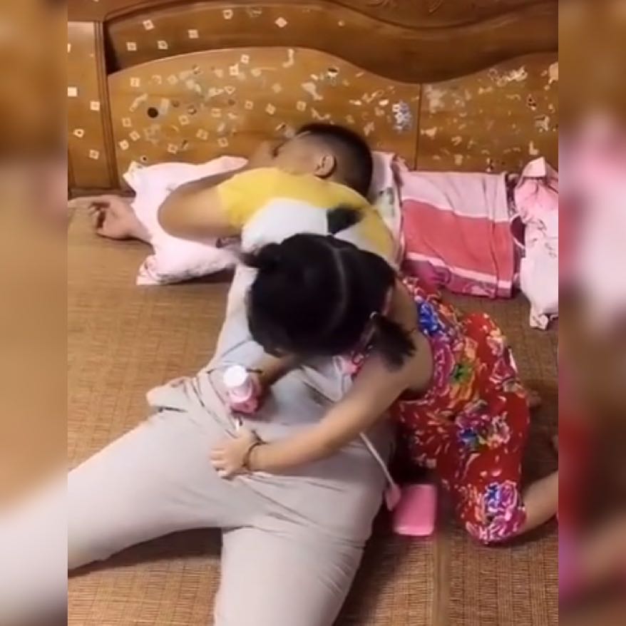 萌娃给娃娃打针,玩具小宝宝扎针