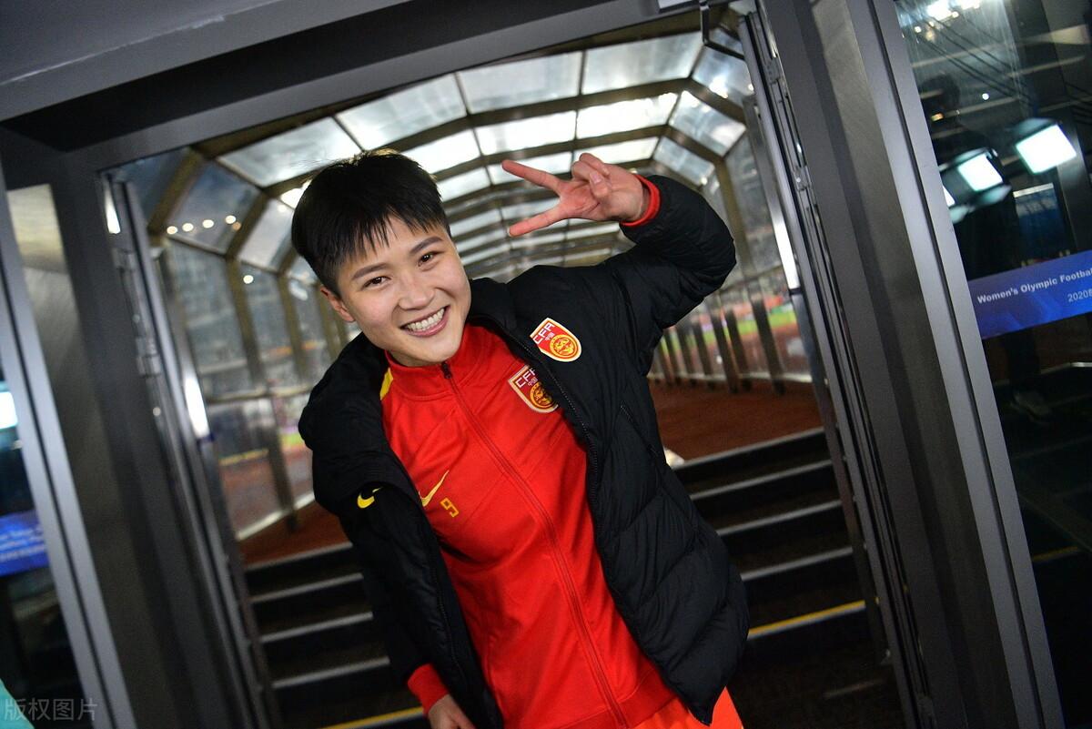 男足女足精彩表现,中国女足硬核秀腹肌王霜