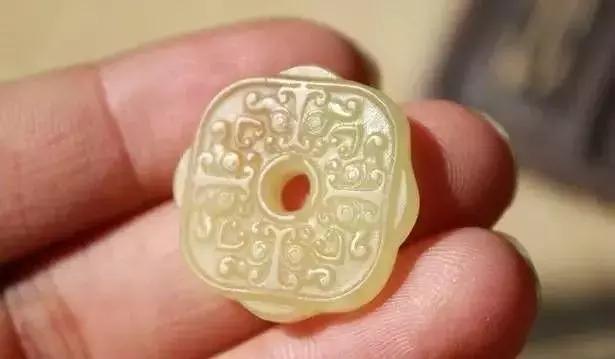 108手串背云如何搭配,5mm的手串搭配多大的背云