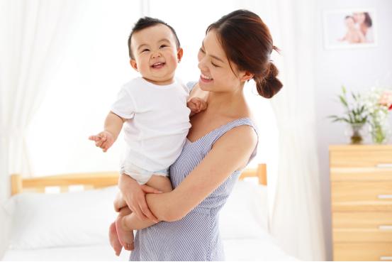 宝宝不睡也不哭需要哄吗,宝宝不睡非要哄睡吗