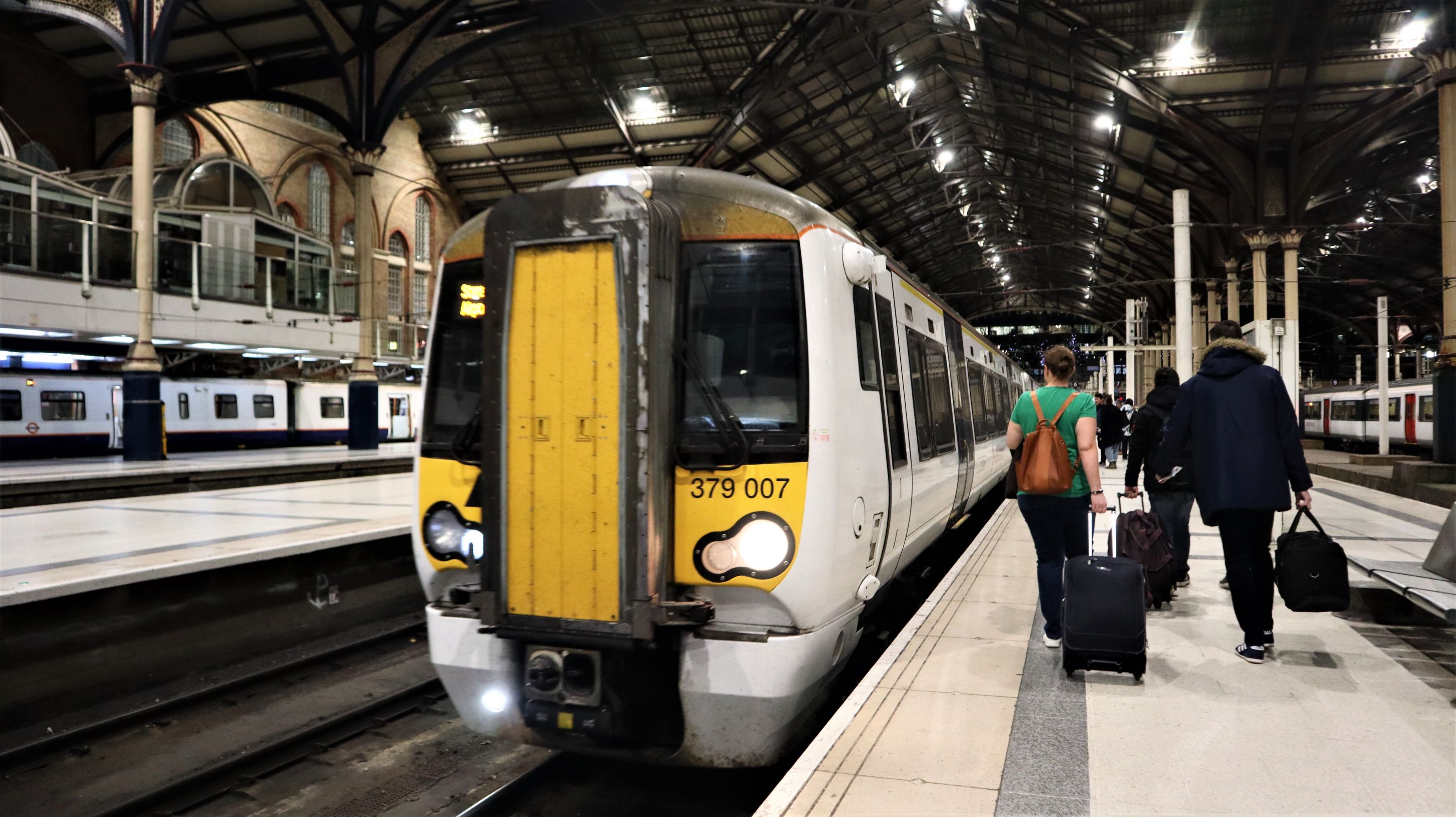 票价100块的欧洲超短线！座椅比国内廉航还窄，坐几分钟都受不了